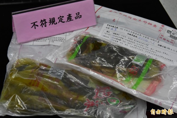 台北市衛生局今公布醃漬產品抽驗結果，有2件酸菜二氧化硫超標，其中1件超標達42倍。（記者張議晨攝）