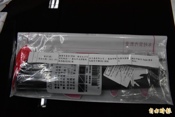 北市衛生局勝佳生活百貨民族店所販售筷子（黑）被檢出甲醛。（記者張議晨攝）