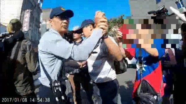 綠黨執委鄧宇佑譴責暴力，告反年金改革群眾拉扯他受傷，警方提供蒐證畫面指認。（記者黃良傑翻攝）