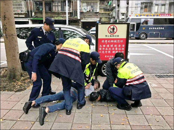 香港立法會議員等人來訪，不斷遭到暴力威脅，昨參訪時代力量立委林昶佐服務處時，又出現三名少年企圖「蛋襲」，幸遭警方即時壓制攔阻。（記者王冠仁翻攝）