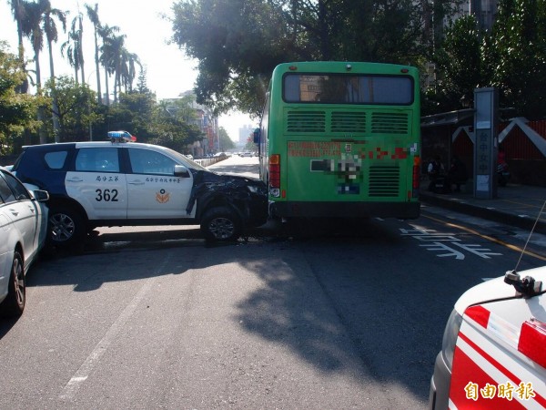 警車撞公車、小客車右撞警車成一團，所幸僅兩小車駕駛受輕傷。（記者楊政郡攝）