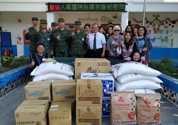 陸軍第八軍團指揮官陳曉明中將率員前往六龜育幼院慰問，並致贈民生用品提前祝賀佳節愉快。
（照片陸軍第八軍團提供）