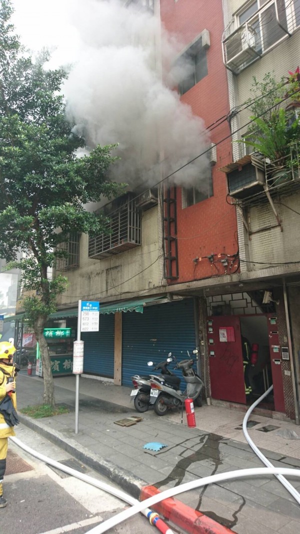 台北市文山區辛亥路4段一棟公寓中午發生火警，屋內發現一具焦屍。（記者姚岳宏翻攝）