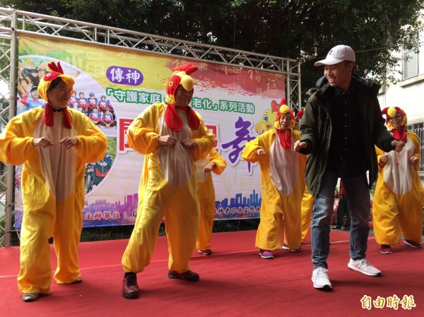 志工長者在舞台上勁歌熱舞,活力不輸年輕人。(記者楊綿傑攝) 志工長者在舞台上勁歌熱舞,活力不輸年輕人。(記者楊綿傑攝)