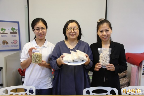 屏東科技大學研究生黃阡崧（左）與六堆釀興業公司合作，利用國產黃豆與獨家技術製成天貝，並透過動物實驗證實天貝可以有效控制血糖，成果獲得研發專利。 （記者邱芷柔攝）