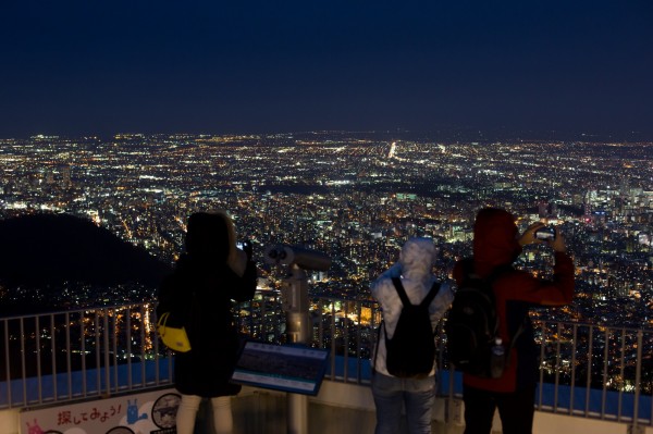 日本國交省統計，台灣人旅日除了東京最愛北海道。圖為札幌夜景。（彭博）