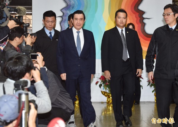 台北地方法院10日開庭審理民進黨立院黨團總召柯建銘自訴前總統馬英九教唆洩密案,馬英九於庭訊開始前步入法院。(資料照,記者羅沛德攝) 台北地方法院10日開庭審理民進黨立院黨團總召柯建銘自訴前總統馬英九教唆洩密案,馬英九於庭訊開始前步入法院。(資料照,記者羅沛德攝)