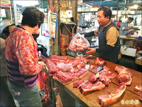 供貨量少，豬價拍賣價每公斤7、80元，較去年同期上漲約1成。（記者黃淑莉攝）