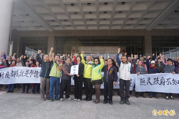 「國道四號台中環線豐原潭子段」計畫地主昨日到陽明市政大樓，抗議協議價購的價格偏低。（資料照，記者歐素美攝）