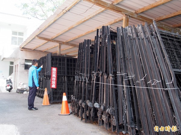 台東拒馬皆為傳統式，在此次年金改革東區座談會上將不會派上用場。（記者王秀亭攝）