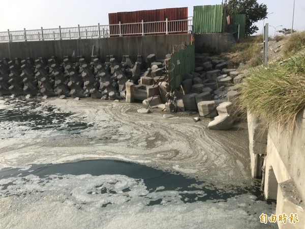 台電大林廠1號機組試運轉，出水口出現氣泡引發居民驚疑。（記者洪臣宏攝）