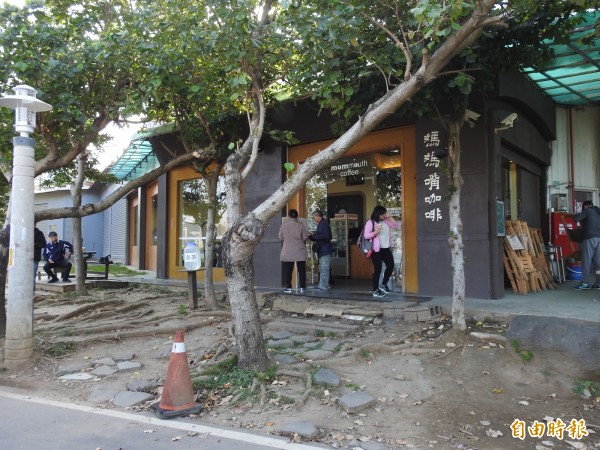 媽媽嘴咖啡店歷經雙屍命案，但仍持續經營中，不少顧客特地跑來品嘗咖啡。（記者王宣晴攝）