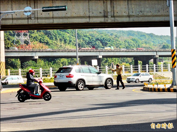 昨天一早，竹北市沿河街往東方向的車輛，行駛到環北路與泰和路口時，不知道鐵路橋下道路已改為單向道；雖警方派員現場指揮交通，仍見有駕駛人逆向行駛。（記者廖雪茹攝）