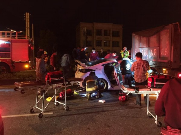 花蓮縣新城鄉順安村（台九線185.7公里）今天凌晨0時30分發生一起嚴重車禍，1輛載滿4名大人及1名小孩的白色小客車疑似高速自後方追撞砂石車，造成小客車頭凹陷全毀。（記者王峻祺翻攝）