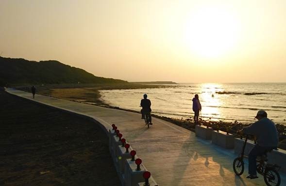 淡水金色水岸自行車道延伸至海尾仔段，騎單車將無敵海景盡收眼底。（新北市高灘處提供）