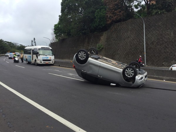 新北市淡水今發生轎車擦撞小巴事故，兩車駕駛皆無大礙。（記者王宣晴翻攝）