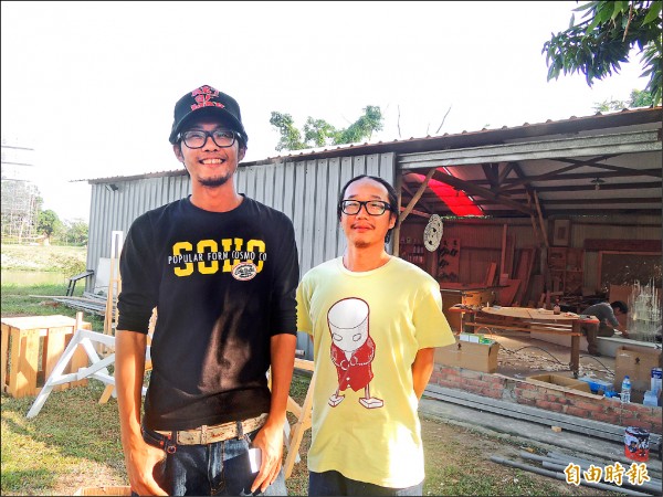 陳禹霖（右）、陳禹廷（左）兄弟，希望藉由月津港燈節，讓世界看到鹽水。（記者劉婉君攝）