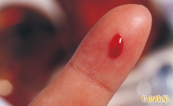 檢測者只需幾滴指尖血，約20分鐘，就能測出自己是否為糖尿病高風險族群。（本報資料照）