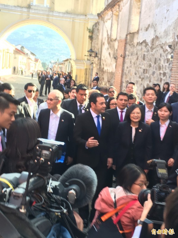 蔡英文總統走訪瓜地馬拉古城安地瓜。(記者蘇永耀攝) 蔡英文總統走訪瓜地馬拉古城安地瓜。(記者蘇永耀攝)