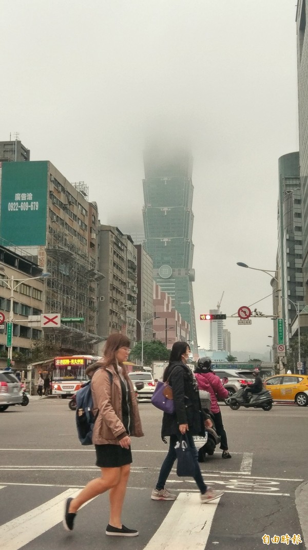 受鋒面通過影響，台灣北部、東半部地區今（12日）轉陰雨的天氣。但大陸冷氣團南下，明天（13日）全台氣溫將驟降，尤其北台灣降幅明顯，民眾應適時添加衣物、注意保暖。（記者方賓照攝）