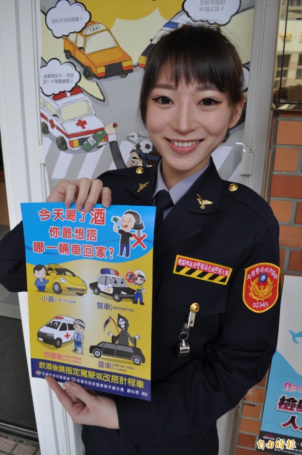 女警林筱綺到平鎮交通分隊報到，負責宣導交通安全。（記者周敏鴻攝）