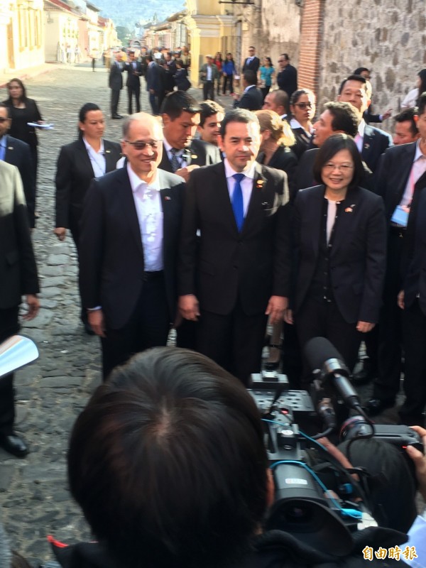 瓜國總統莫拉雷斯臨時決定陪同蔡英文總統訪古城,並充當導覽一一介紹安地瓜的特色。 (記者蘇永耀攝) 瓜國總統莫拉雷斯臨時決定陪同蔡英文總統訪古城,並充當導覽一一介紹安地瓜的特色。 (記者蘇永耀攝)