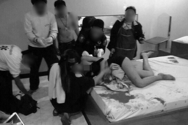 一名遊客在泰國曼谷召妓，卻因與妓女玩得太嗨，結果爆桌。（圖取自鏡報）