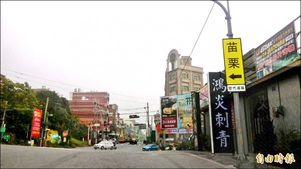 大甲水源路與甲后路口替代道路往苗栗方向明明是右轉，指標卻指左邊，在地人擔心外地客被「莊孝維」。（記者張軒哲攝）