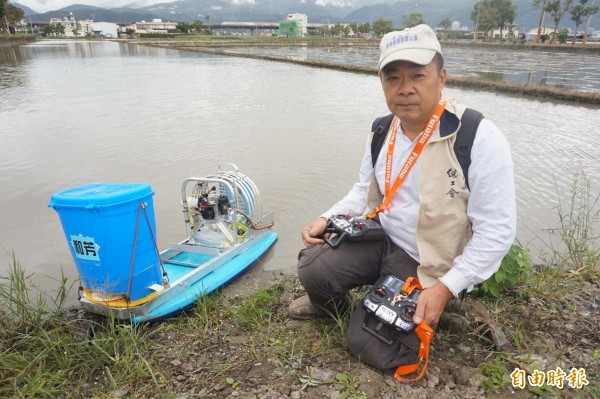 宜蘭縣農機商業公會理事長吳建和，花了2個月的時間，開發出3代水稻蟲害防治船。（記者林敬倫攝）