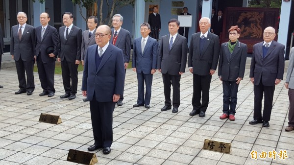 前行政院長郝柏村（前）由兒子郝龍斌（後排中）陪同謁陵。（記者周敏鴻攝）