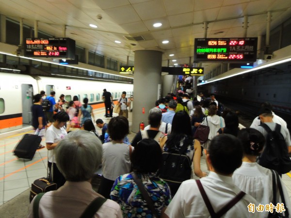 高鐵春節票預定超過61萬張，圖為旅客出站情形。（記者黃旭磊攝）