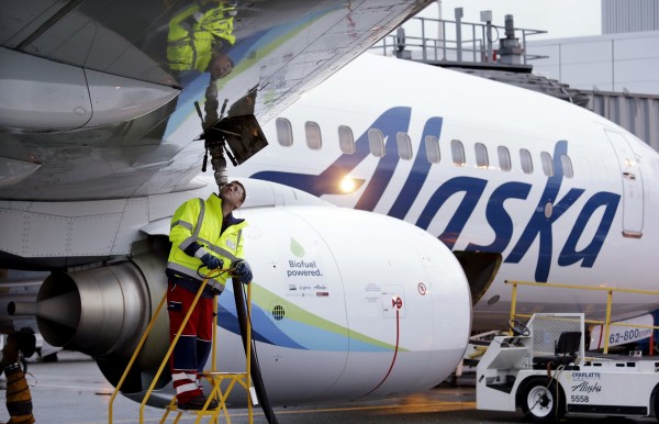 阿拉斯加航空波音737班機的空廚通風口噴出白色粉末，觸發緊急應變。（美聯社）