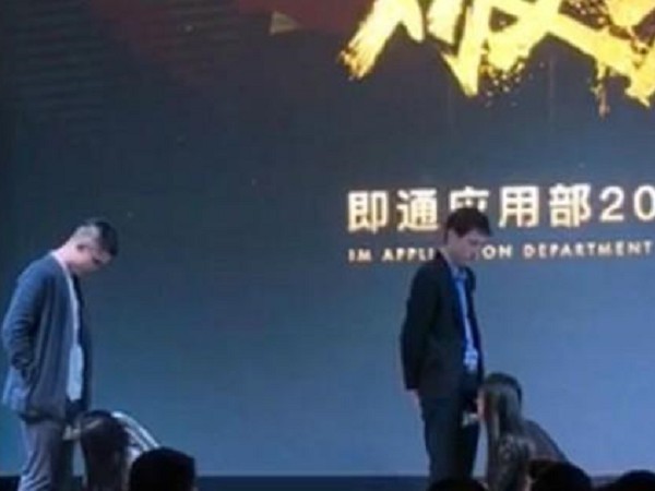 強國尾牙超過激！男胯下夾水瓶 女職員跪地用嘴開蓋