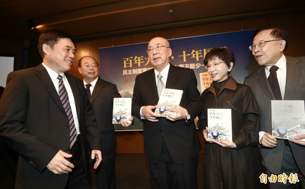 國民黨主席洪秀柱（右起）、前國民黨主席、國民黨副主席郝龍斌13日出席「百年大黨，十年風雲」新書發表會。（記者方賓照攝）
