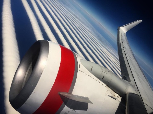 澳洲維珍航空在臉書發布了一系列透過飛機窗拍到的神奇景象。（圖擷取自澳洲維珍航空臉書）