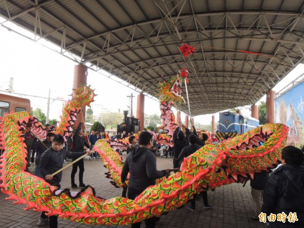 苗栗客家人「包龍」，參與龍隊必須疊羅漢，才能搶下高掛在竹竿上的紅包。（記者張勳騰攝）