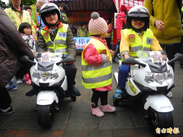 苗縣警局出動10輛小警車讓小朋友體驗。（記者許展溢攝）