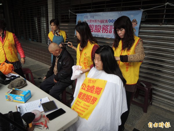 新移民媽媽今天在台西免費幫民眾剪頭髮，回饋地方。（記者陳燦坤攝）