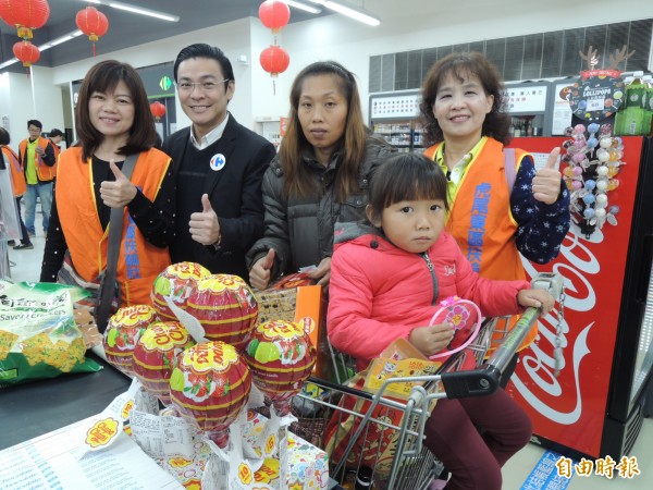 撫養6個孩子的鄧雅芬採購滿滿一車的年貨和日常用品。（記者廖淑玲攝）