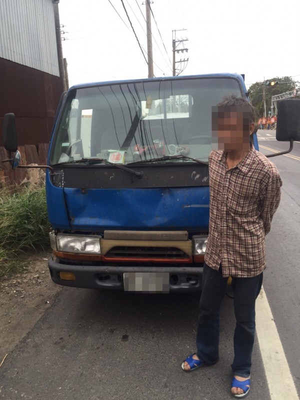 劉男夜半闖民宅偷車。（記者許展溢翻攝）