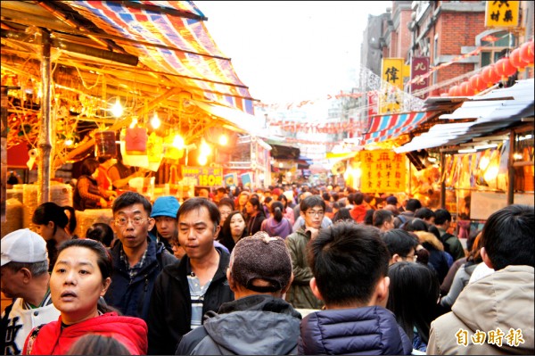 迪化街年貨大街十三日起開跑，將一連舉辦至二十六日。（記者黃建豪攝）