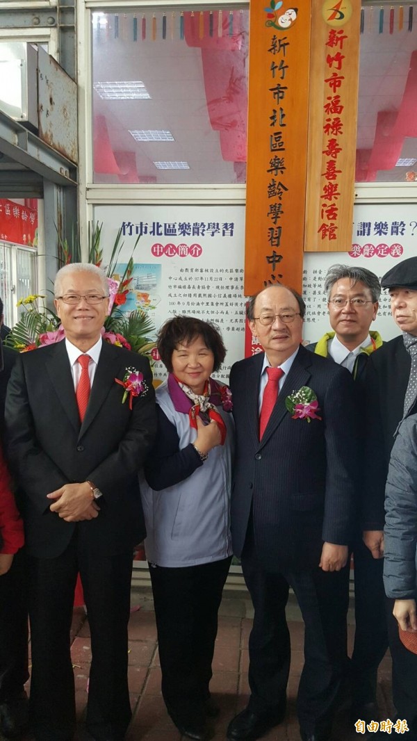 竹市福祿壽喜樂活館成立，議長謝文進（左起）、湳中里長江玉寶與立委柯建銘等人共同揭幕。（記者蔡彰盛攝）