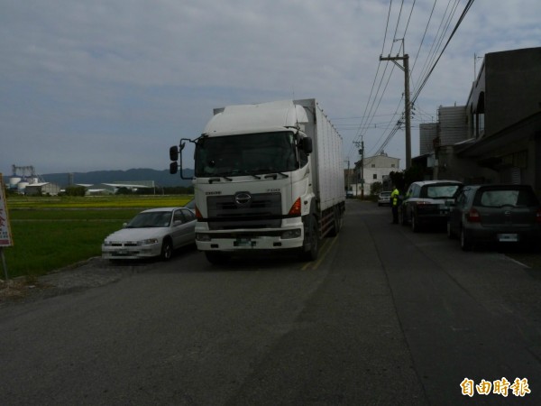 大甲中山路二段道路不夠寬，大貨車出沒，險象環生。（記者張軒哲攝）
