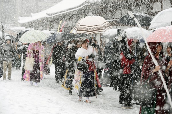 日本近日來遭遇入冬以來最強冷氣團，不少地區降下超過2公尺深的大雪，且大雪在14及15日的2天之間，造成至少6人身亡與超過300人受傷。（路透）
