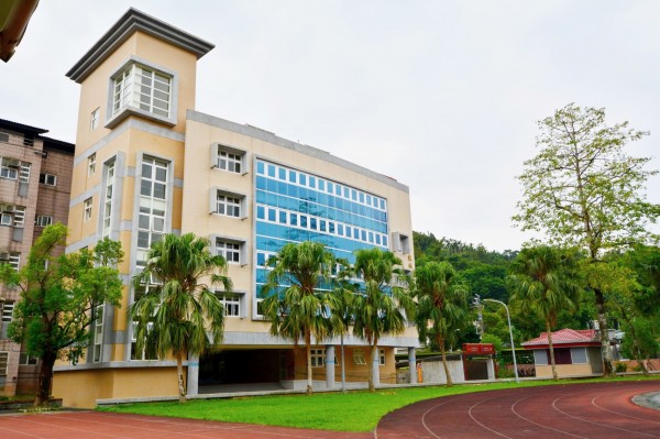新北首度辦理學習區完全免試入學，招生學校包含金山高中與雙溪高中，分別提供140名及120名招生名額，提供2校學習區國中畢業生，優先就近入學的機會。圖為雙溪高中。（教育局提供）