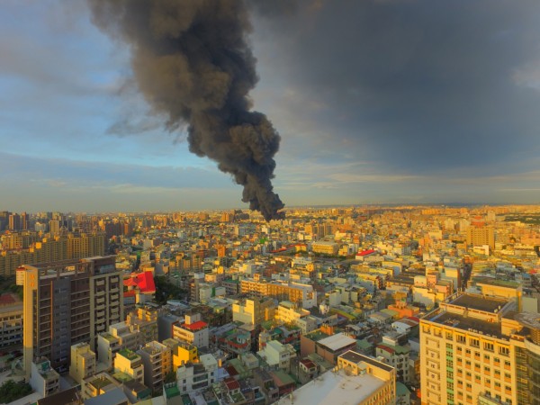 中壢泰豐輪胎火警，圖為中壢區健行科技大學出動空拍機所拍下火場大量濃煙竄天的畫面。（健行科大提供）