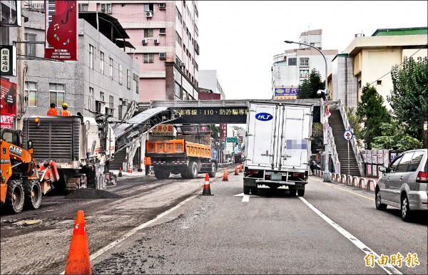 苗栗市中正路進行路面刨鋪作業。
（記者彭健禮攝）