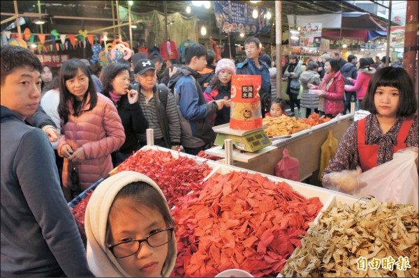 台北市八大年貨街熱鬧開跑，民眾逛街採買要趁早。（記者黃建豪攝）