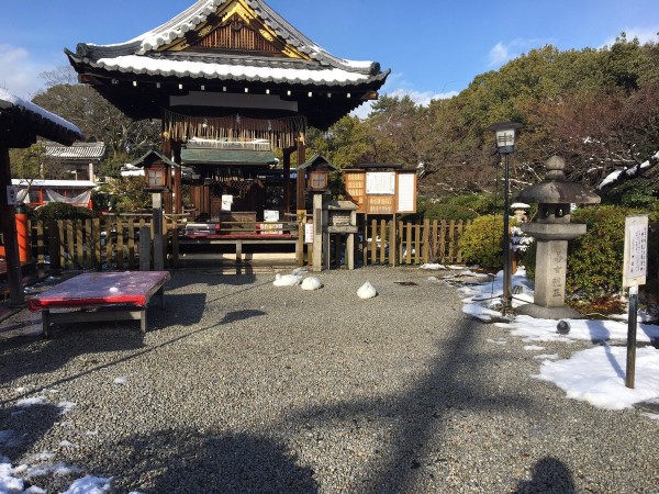 某間神社在大雪過後出現3團怪異的「積雪」，網友猜測是位於京都的神泉苑。（圖擷自推特）