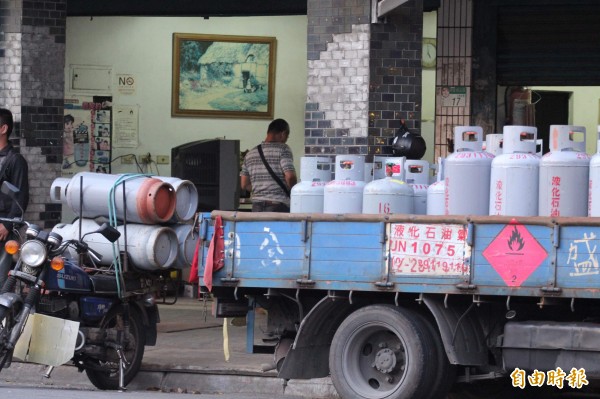 公平交易委員會今天宣布，若瓦斯業者在春節期間有聯合漲價等違法行為，最高可重懲新台幣5千萬元罰鍰。（資料照，記者翁聿煌攝）